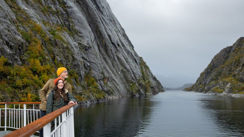 Ms Trollfjord Par På Dæk Trollfjorden
