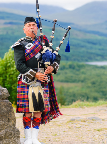 Bagpipe_mand_Skye_01