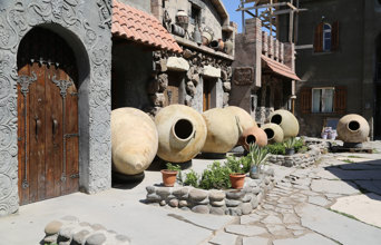 ... hvor vinproduktionen med de såkaldte kvevri, lerkrukker, er udbredt.