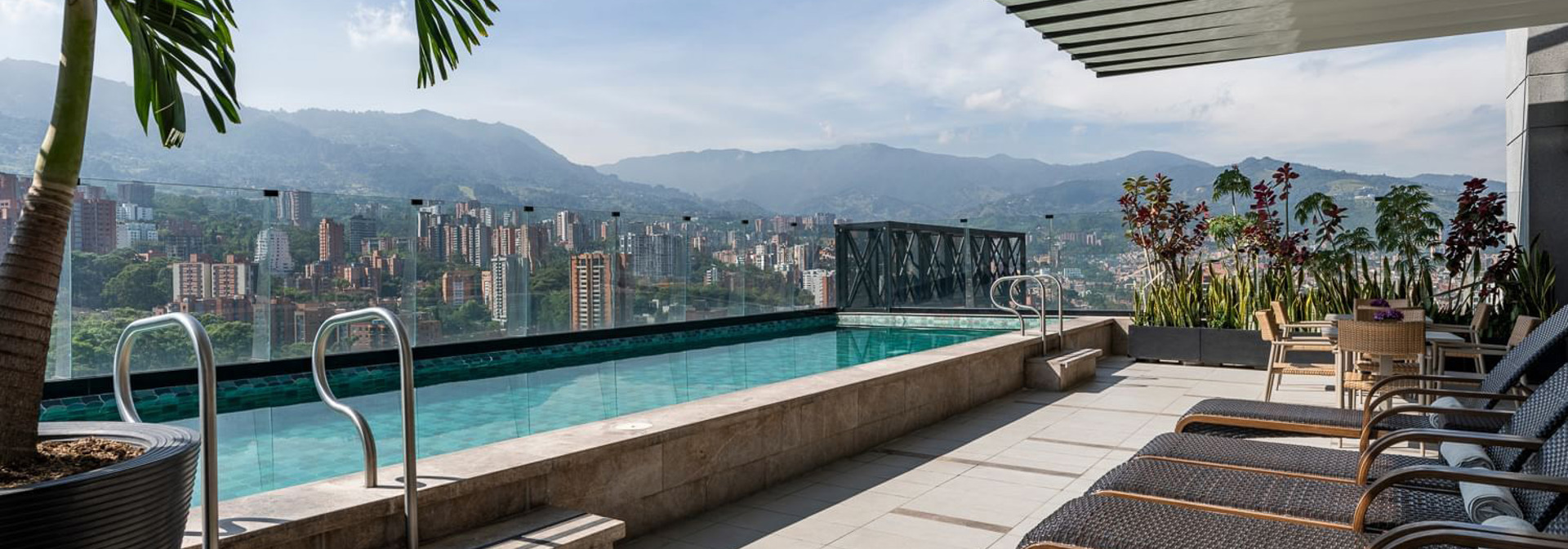 York Luxury Suites Pool 01