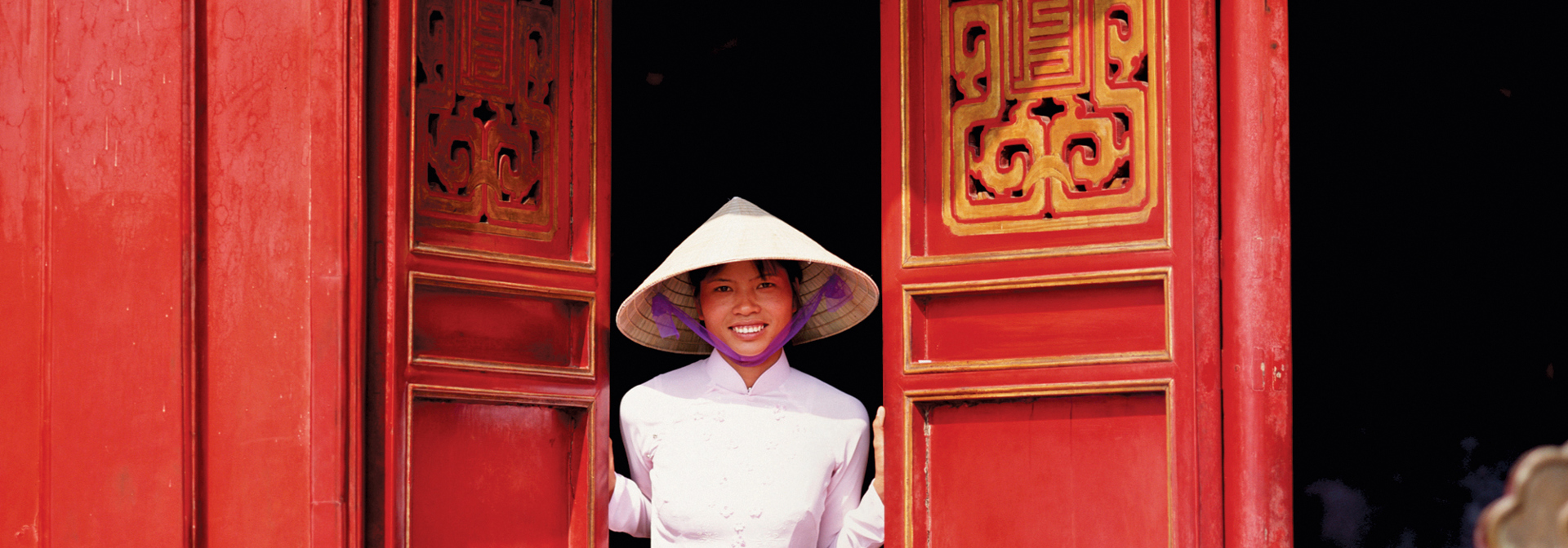 Vietnam - hanoi_kvinde_roed doer_01