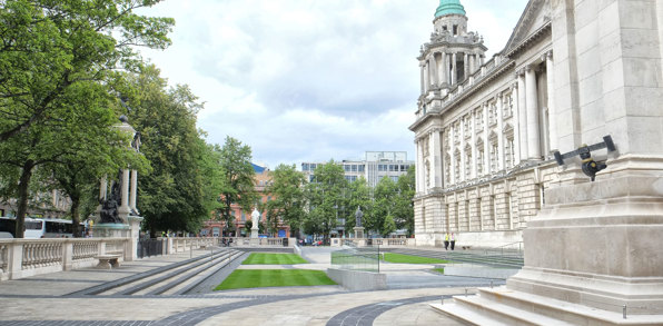 Vi ser også nærmere på byens imponerende rådhus, Belfast City Hall.
