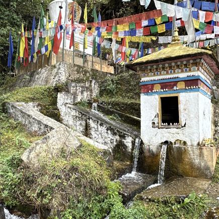 Når vi vandrer, kommer vi også forbi mindre stupaer og bedeflag mange steder.