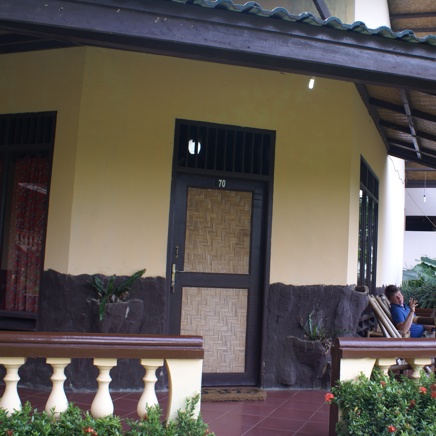 indonesien - bukit lawang cottages_vaerelse facade_01