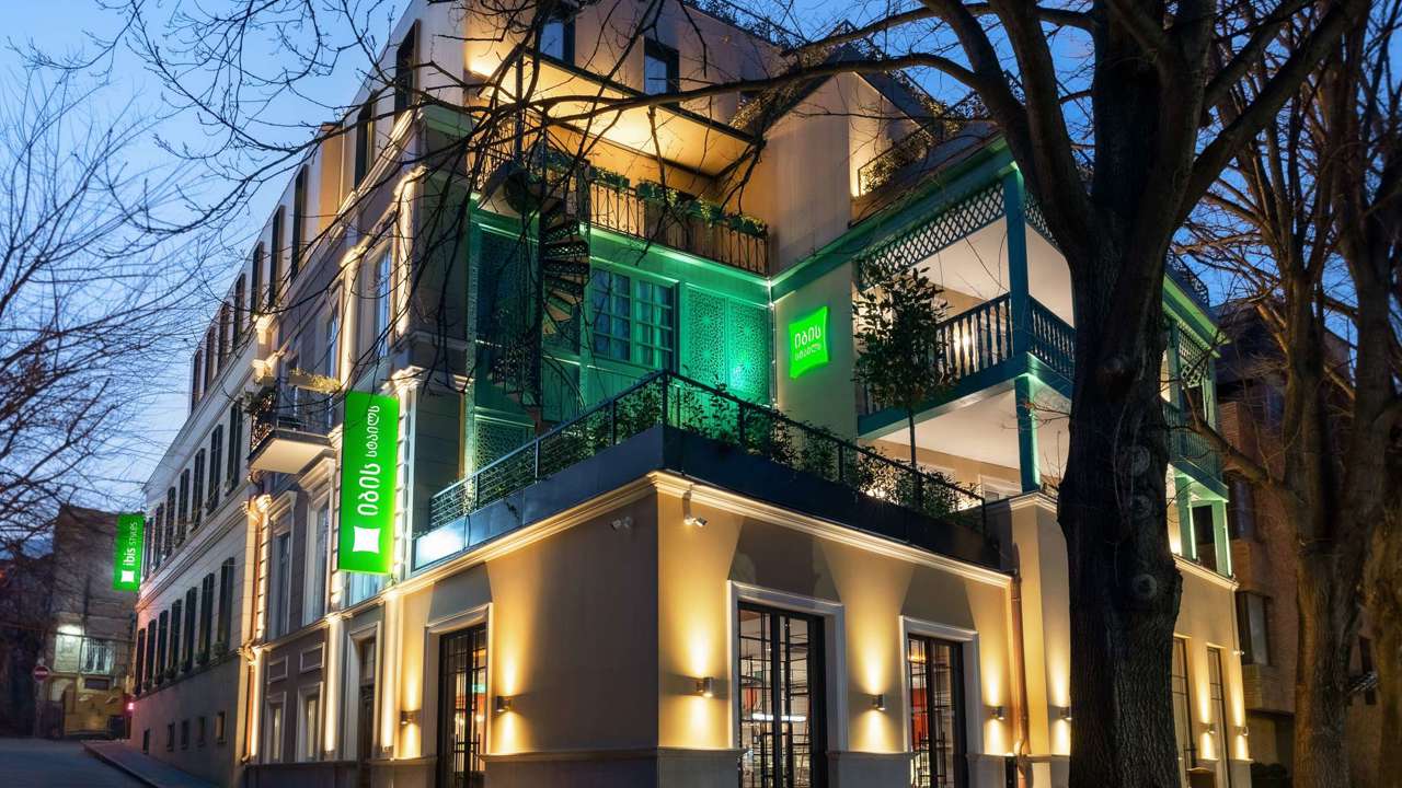 B9k7 Ho 00 P 2048X1536