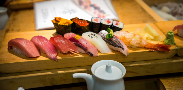 Vi nyder en lækker sushi-frokost i Tokyo