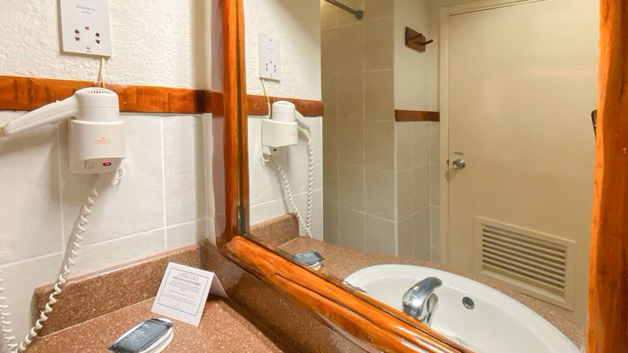 Sarova Lion Hill Game Lodge Standard Room Bathroom