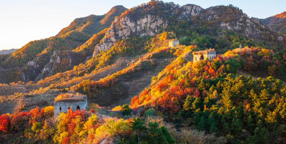 Den Kinesiske Mur hen over de efterårsklædte bjergkamme
