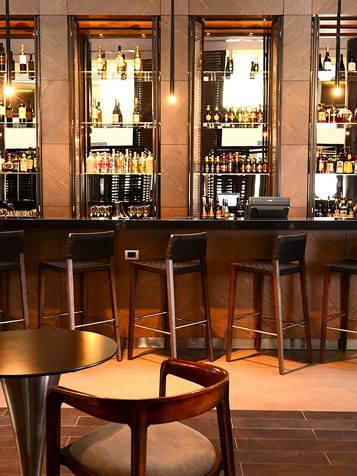 Holiday Inn Santiago Bar 01