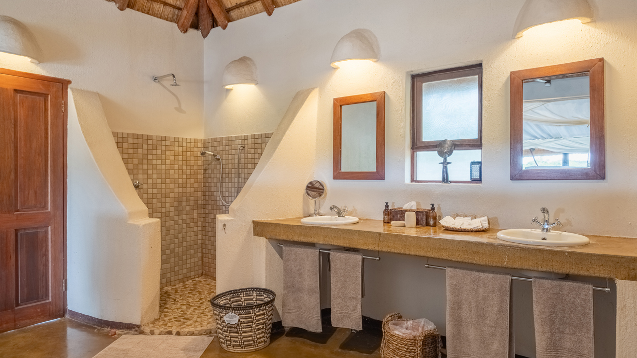 Nyati Safari Lodge River Bungalows 06