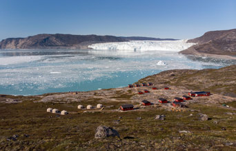 I har også en overnatning i Glacier Lodge Eqi midt i den imponerende grønlandske ødemark.