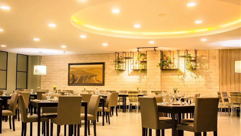 Wyndham Golden Foz Suites Restaurant 01