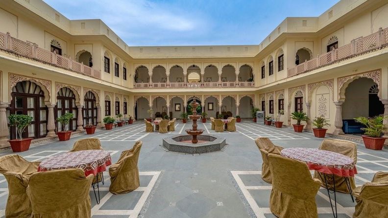 Dhulagarh Heritage Palace Hotel Courtyard 01
