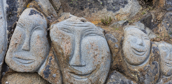 I Qaqortoq kan I beundre udskæringer i klipperne mange steder i byen.