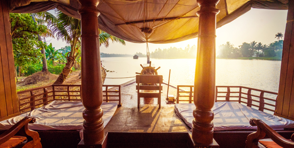 Ombord på en Kettuvallam i Backwater