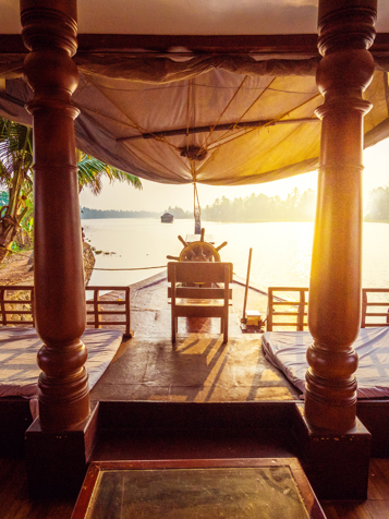 Ombord på en kettuvallam i Keralas Backwater