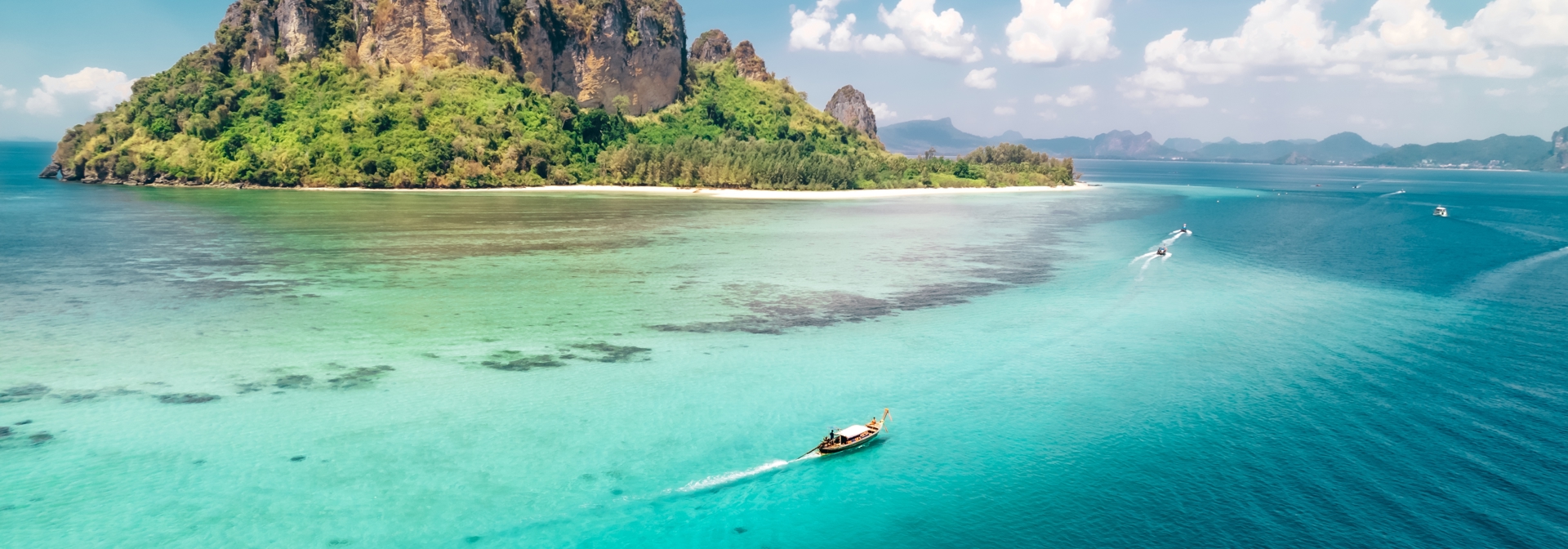 Longtail Båd Sejler Gennem Krabi