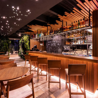 York Luxury Suites Udendoers Bar 02