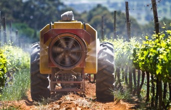 sydafrika - stellenbosch_vinmark_traktor_01