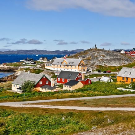 I dag har Nuuk både en gammel bydel og en moderne med højhuse.