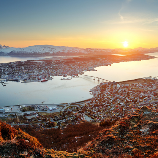 Herfra sejler vi til den arktiske hovedstad Tromsø, der ligger smukt i midnatssolen.