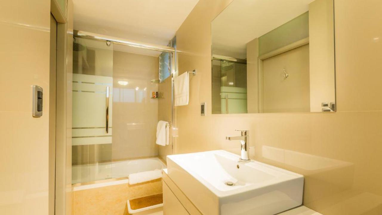 Hotel Los Tambos Colonial Toilet