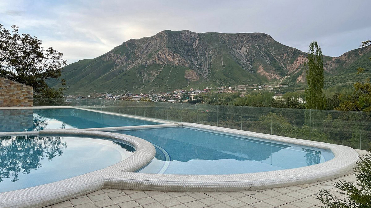 Achazor Mountain Resort Pool 01