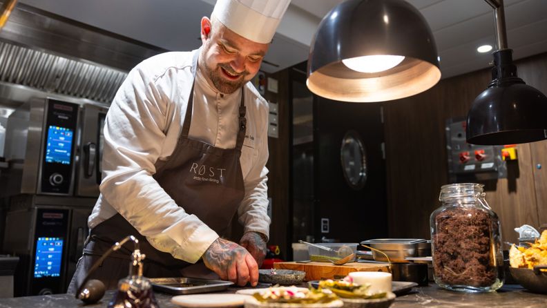 Ms Trollfjord Restaurant Kok