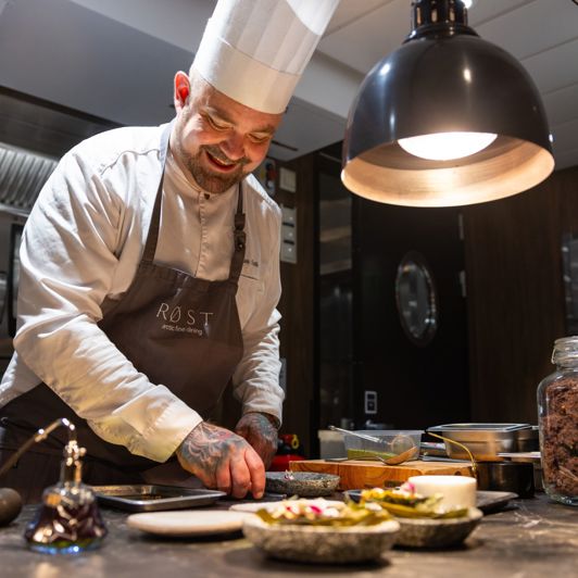 Ombord er All inclusive med rederiets lækre prisbelønnede nordiske køkken i hovedrestauranten Flora...