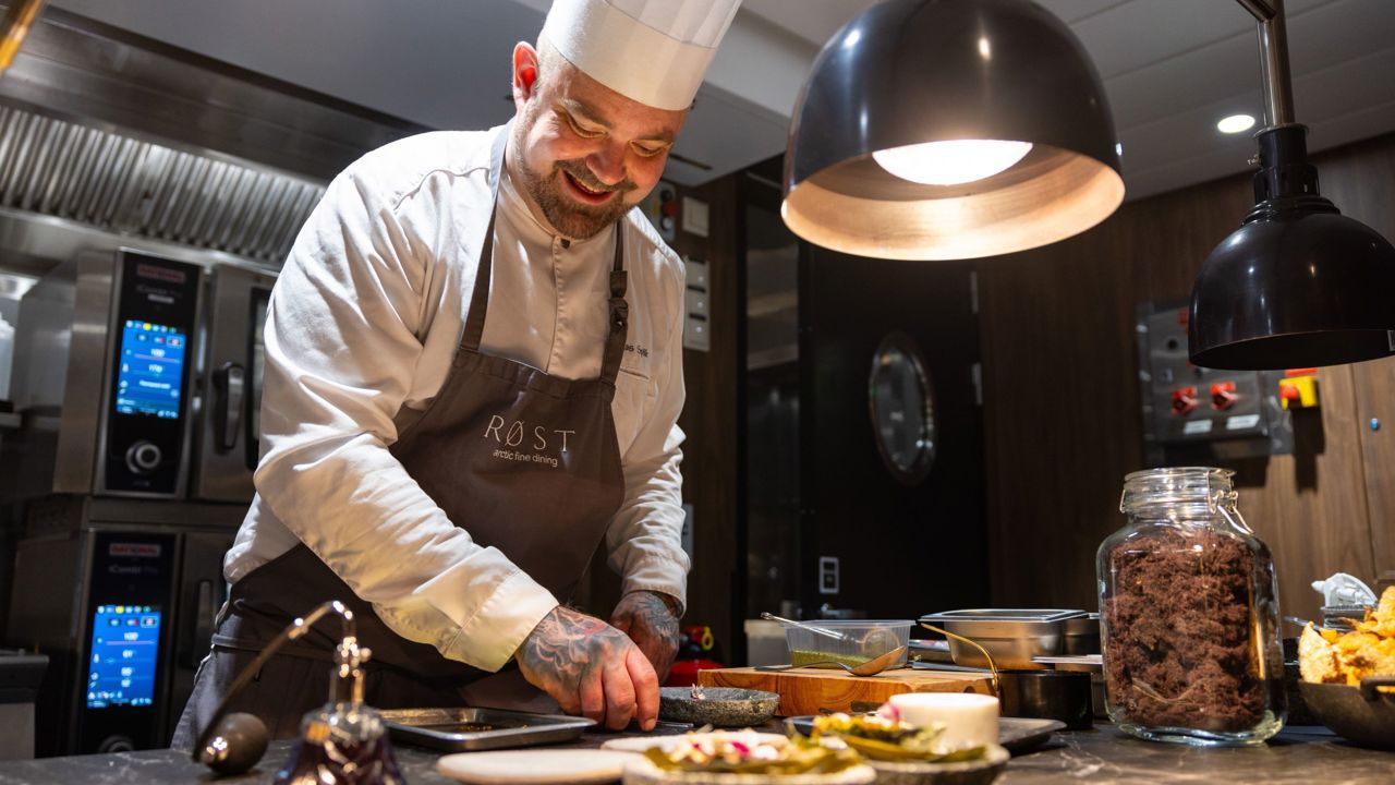 Ms Trollfjord Restaurant Kok