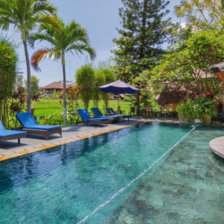 I rejser videre til Ubud, hvor I bor på hotellet Tegal Sari.