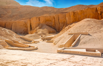 Der er også mange fascinerende gravsteder at besøge, som for eksempel Kongernes Dal.
