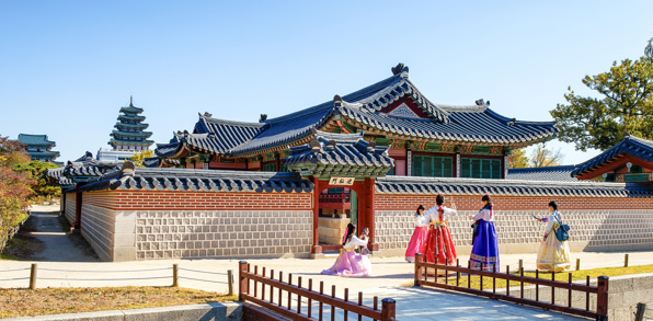 I Seoul kan man både se gamle paladser og klæde sig i traditionelle sydkoreanske dragter.