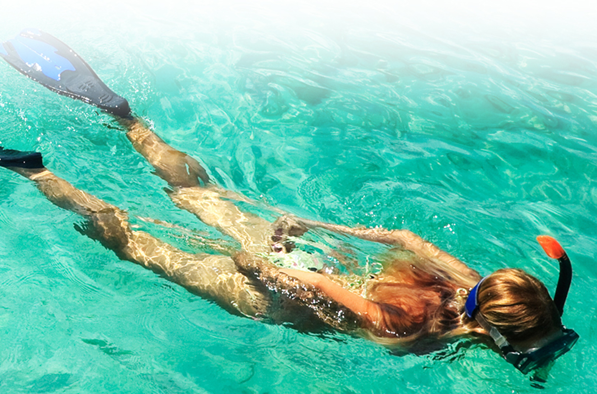 Kvinde snorkler I lavt vand i Thailand