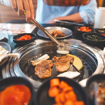Sydkorea Seoul Korean BBQ Style Restaurant Asian Barbecue Meat And Traditional Pickle Vegetables Kimshi