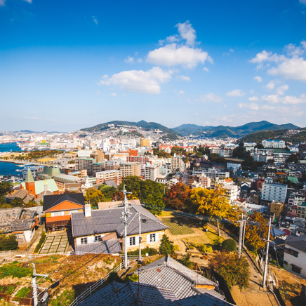 Nagasaki er endnu en stemningsfuld by, som også er præget af sin krigshistorie og a-bomben.