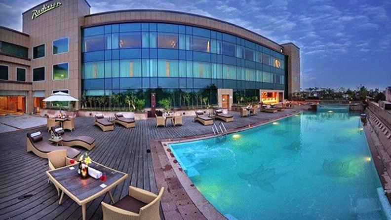 indien - agra - radisson blu hotel_pool (2)