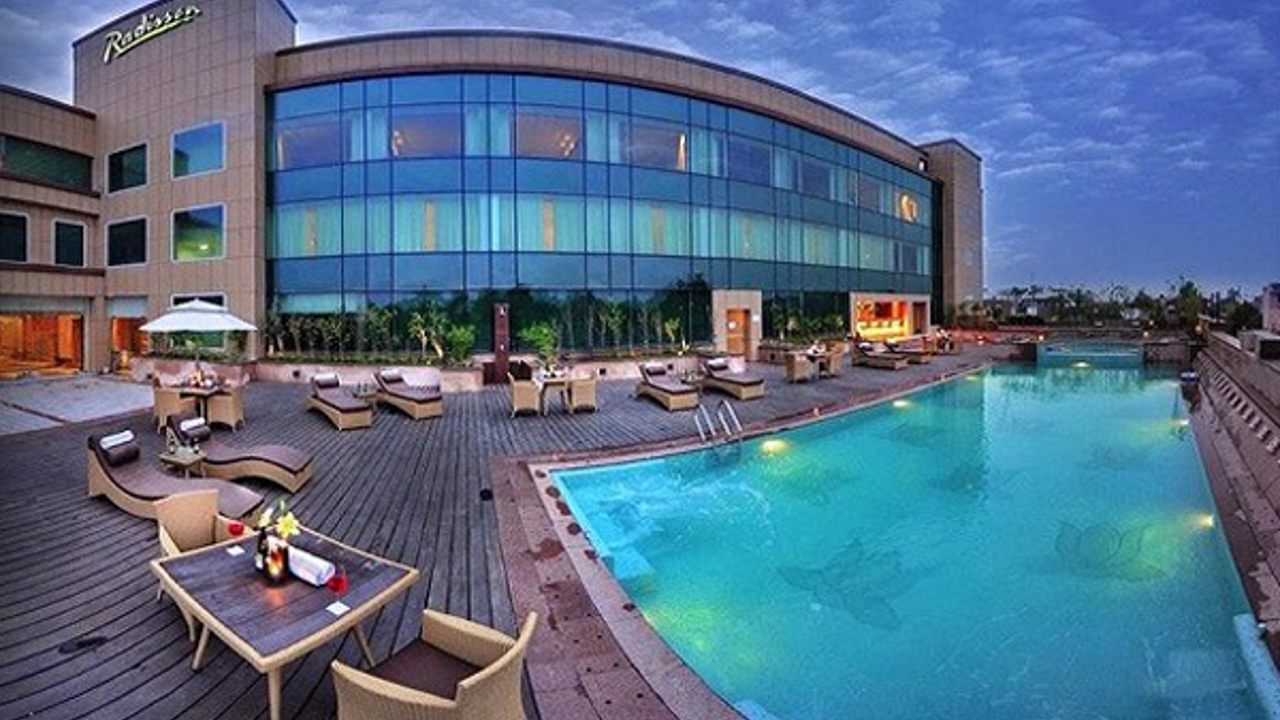 indien - agra - radisson blu hotel_pool (2)