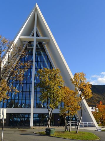 I Tromsø ser vi bl.a. Ishavskatedralen både udefra...