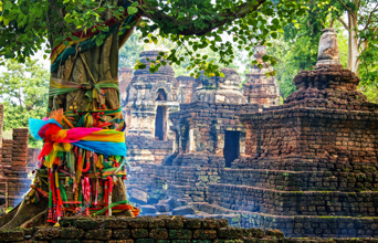 Træ bundet med farverige klæder ved thailandsk tempel