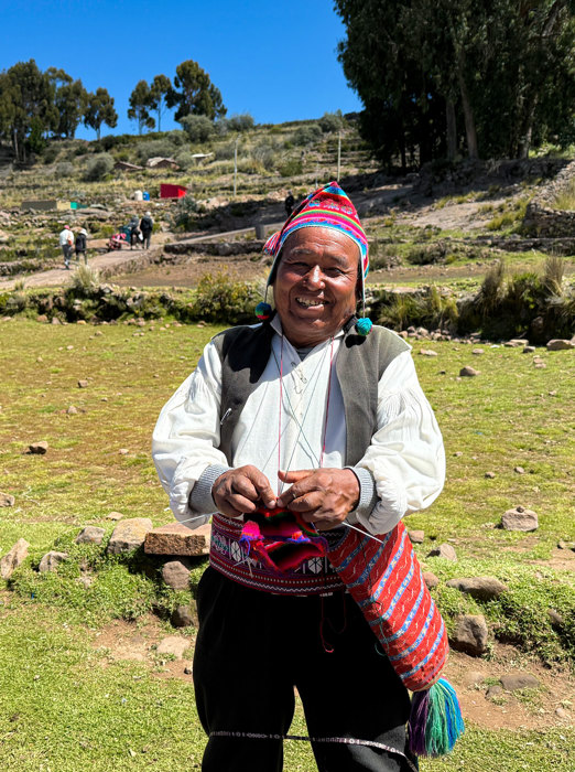 Peru Taquile Strikkende Maend Med Store Haender(3)