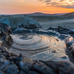 ... til ørkenlandskaber med naturgasflammer og muddervulkaner.
