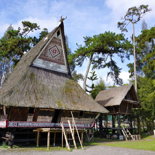 Traditionelt batak-hus i Berastagi