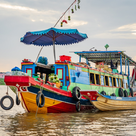 Vi sejler på vandet gennem Mekong-deltaet...