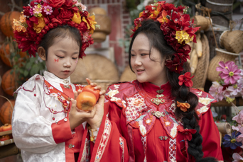 Mor og datter i traditionelle kinesiske festdragter