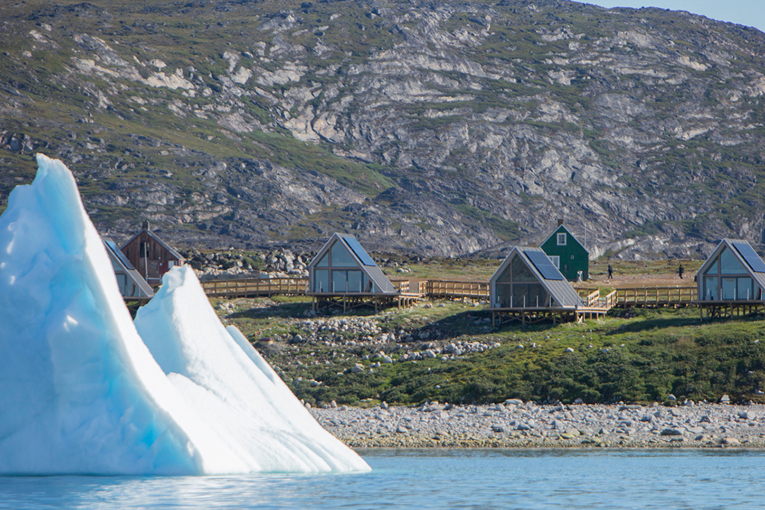Ilimanaq_lodge__udsigt_til_isbjerge_og_vaerelserne_01