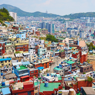I Sydkorea besøger vi farverige Gamcheon Village i Busan.