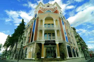 Hotel World Palace Exterior