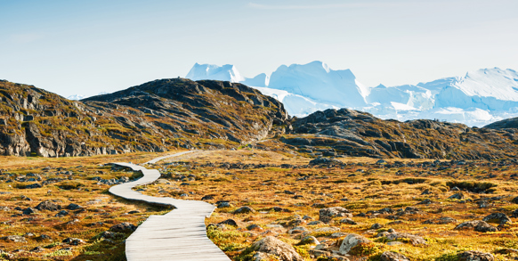 I Ilulissat kan I tilkøbe udflugter til bl.a. den oldgamle boplads ved Sermermiut lige ud til Isfjorden.