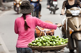 Vietnam - hanoi_befolkning_kvinde cykel_01
